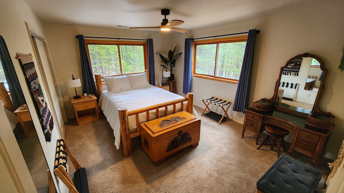 Habitación 4 (cama tamaño queen en la planta superior)
- Cama doble tamaño queen + colchón de aire individual 
- Ropa de cama de grado de hospitalidad + 4 almohadas: 2 firmes + 2 suaves
- Portaequipajes, armario con estanterías y perchas.
- Espejo de cuerpo entero
- Cortina opaca.
- Estaciones de carga
- Ventilador de techo con control remoto.