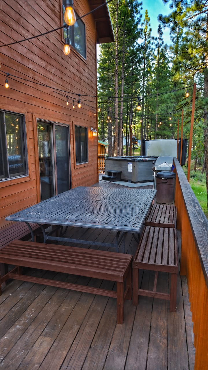 Deck · Hot tub and outdoor dining