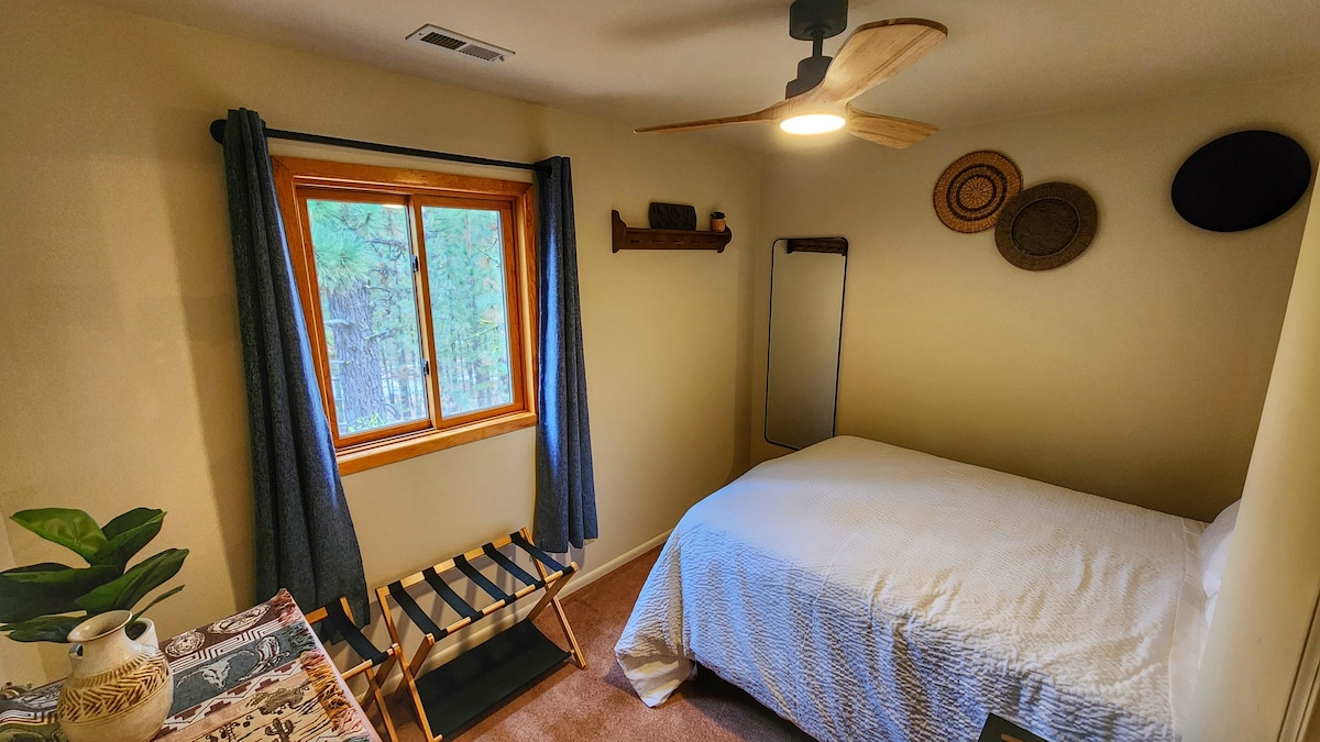 Dormitorio 5 (arriba lleno).
- Cama completa
- Ropa de cama de grado de hospitalidad + 4 almohadas: 2 firmes + 2 suaves
- Portaequipajes, tocador
- Cortina opaca.
- Estaciones de carga (USB-A y C, enchufes)
- Ventilador de techo con control remoto.