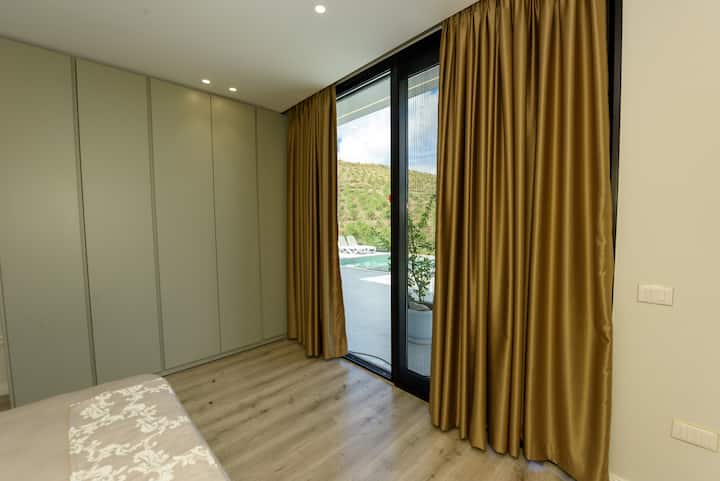 Ოთახი აივნითა და ტერასით.
Აუზზე წვდომა.