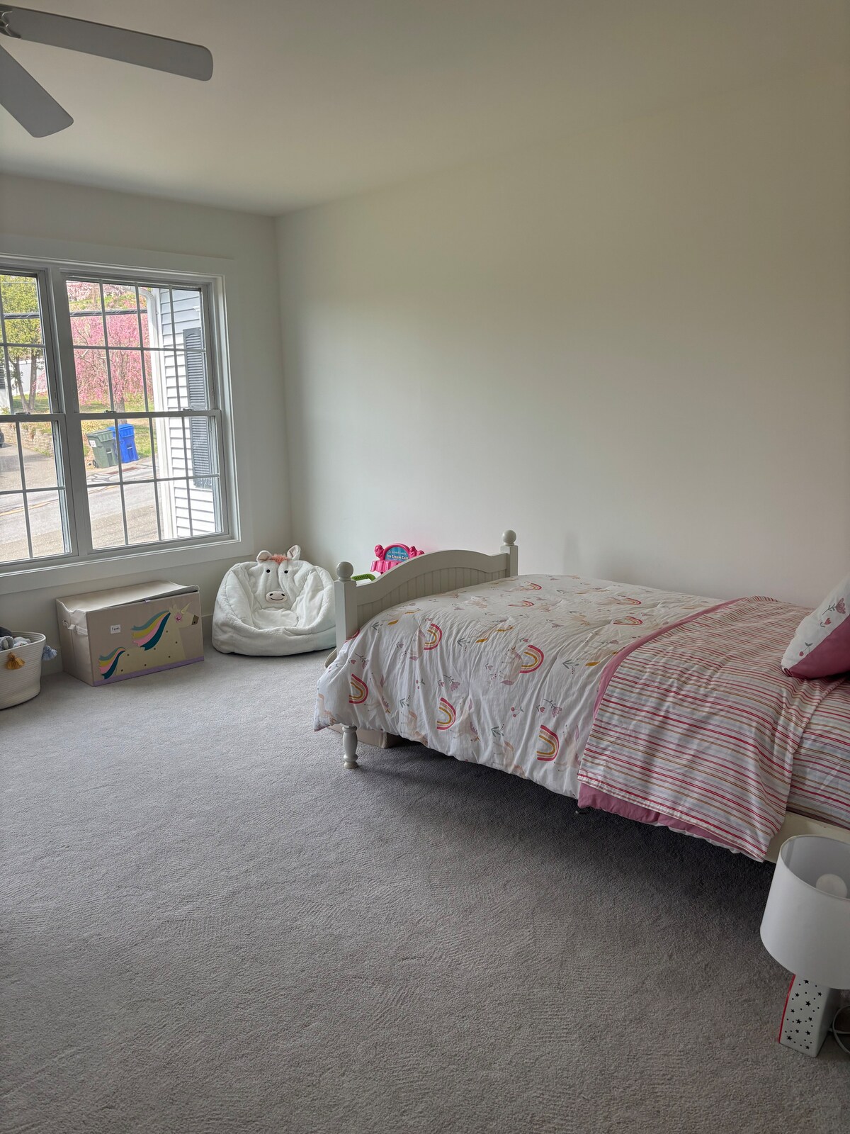 Enkelsäng med en extra utdragbar enkelsäng under 