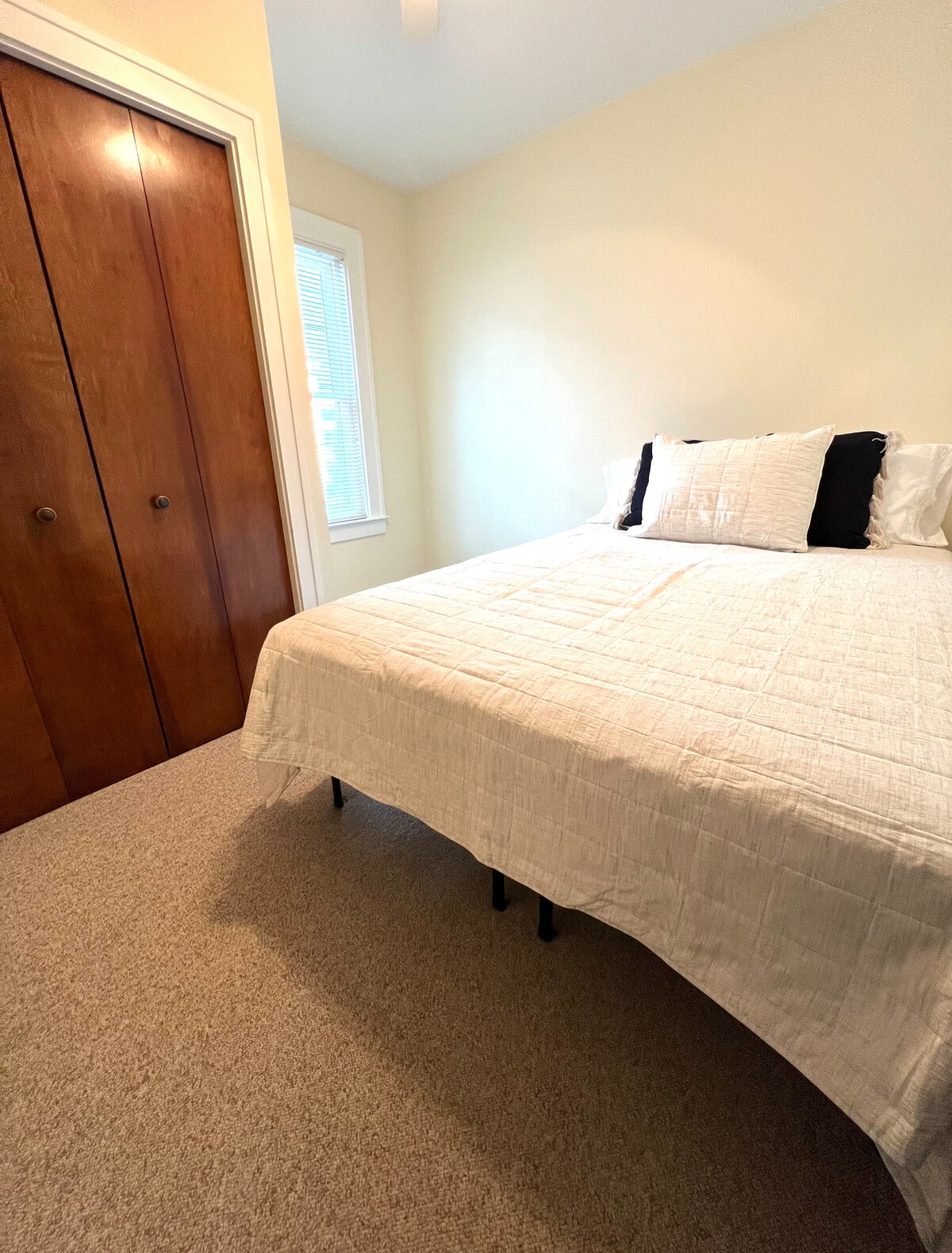 Насладете се на спокоен нощен сън в това удобно ново двойно легло