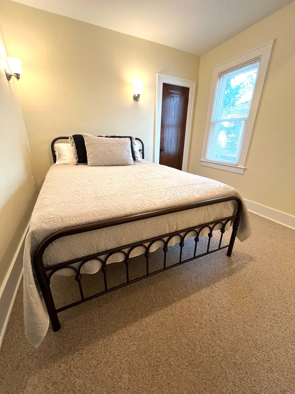 Насладете се на спокоен нощен сън в това удобно ново двойно легло