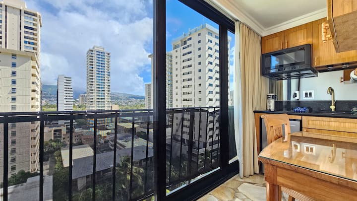 Bmb 1204 Ideal Hawaiian Retreat ½Block To Beaches - Honolulu, HI