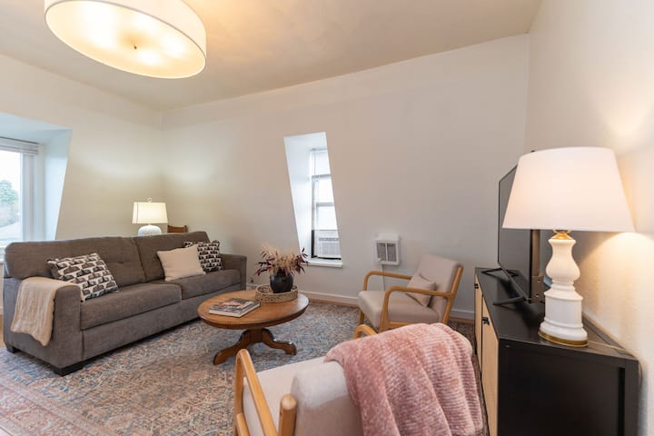 Downtown Penthouse | Spacious | Full Kitchen - Moscow, ID