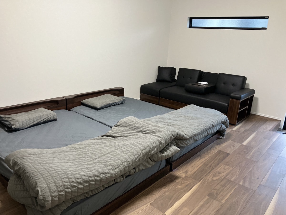 It is a spacious space with two semi-double beds and a sofa (sofa bed).