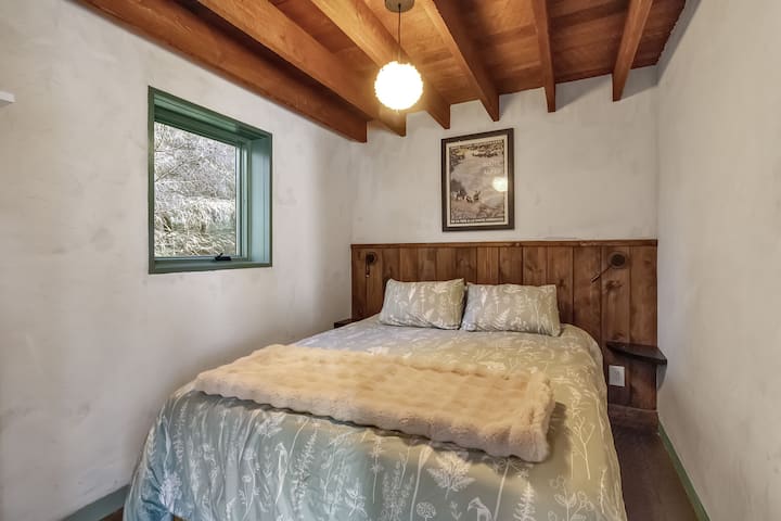 A cozy and romantic bedroom