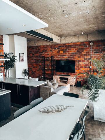 City Gem with Breathtaking Table Mountain Views gallery image 2