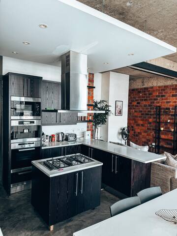 City Gem with Breathtaking Table Mountain Views gallery image 3