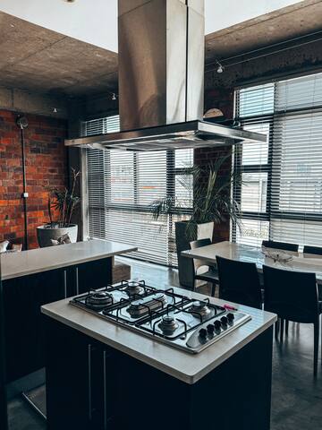 City Gem with Breathtaking Table Mountain Views gallery image 4