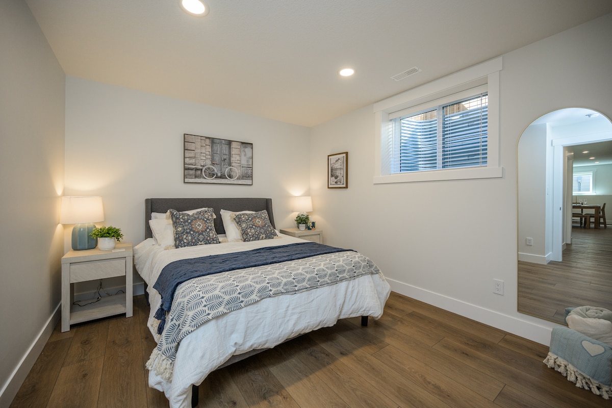 另一间可爱的第二间卧室配有标准双人床。全新。