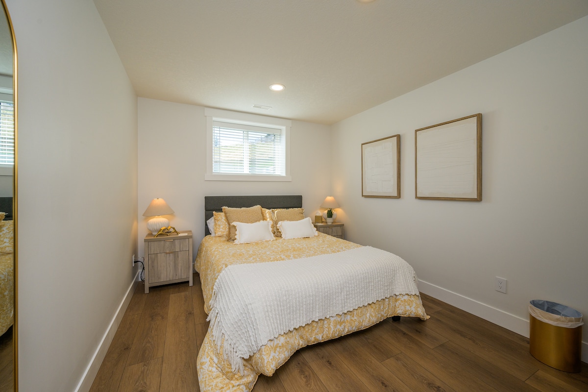 标准双人床，全新低过敏性床上用品。 