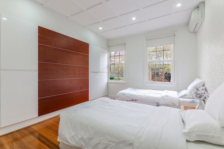 חדר שינה עם 2 מיטות יחיד קינג