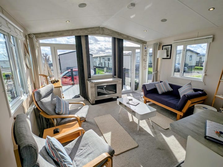 Coastal 2br Retreat – Minutes From The Sea - Milford on Sea