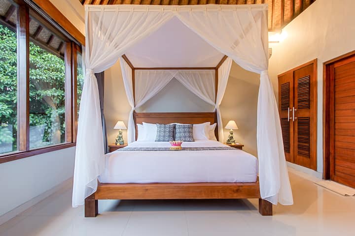 1 ორადგილიანი საწოლი, კოღოს ბადე, კიმონო, საძილე ლამპა.