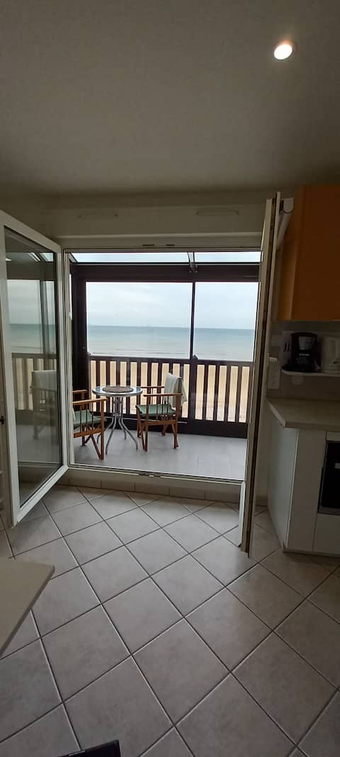 Successful Airbnb property: Waterfront apartment in Bernières Sur Mer