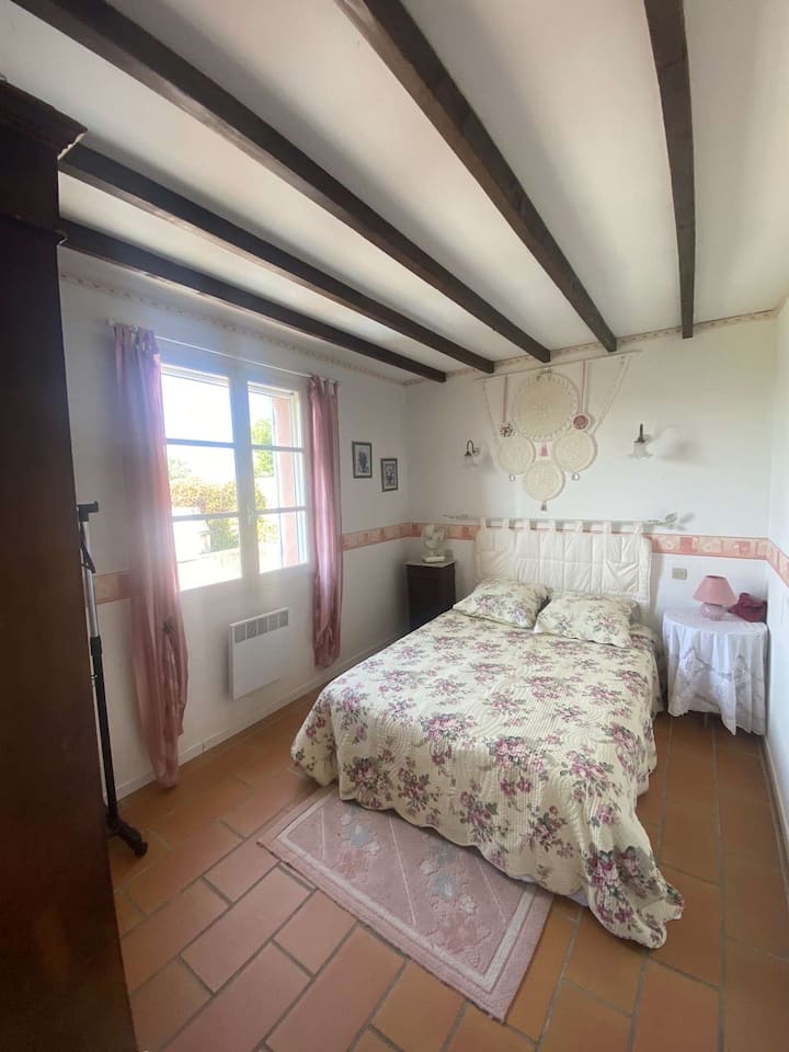 Ზემოთ ორადგილიანი საძინებელი გარდერობით 