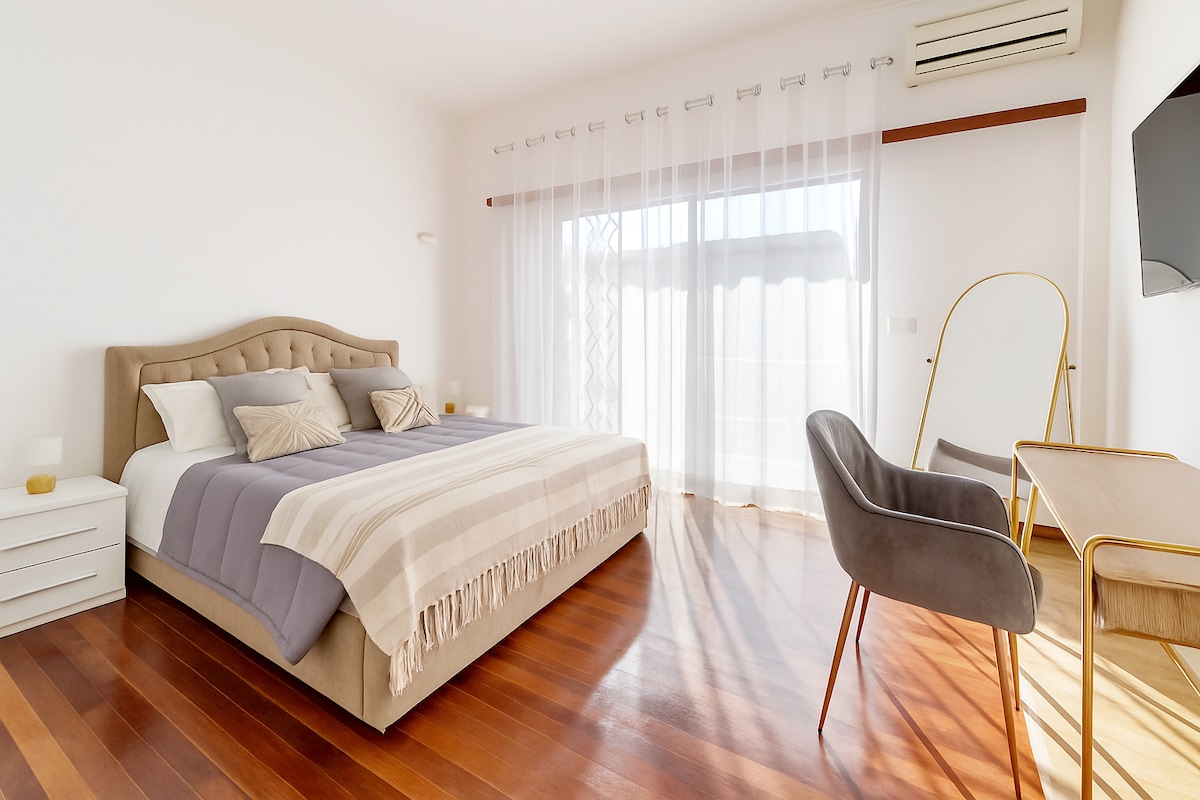 Dhomë gjumi madhështore dhe e bukur me një derë të bukur dritareje rrëshqitëse nga ku hyn një sasi imponuese drite natyrale.
Elementet e mobilimit dhe parketi e bëjnë stilin e kësaj dhome të pagabueshëm dhe unik.