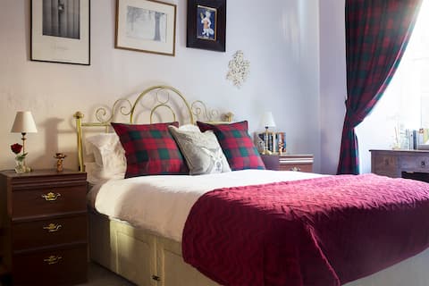Popular Airbnb listing: Charming garden apartment in New Town