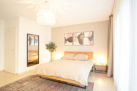 Private Garden 2BR Apt, 8 Mins to Airport +carpark