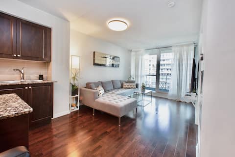 Top Airbnb: Condo in Downtown Toronto w/ Lake & CN Tower View in Toronto Metropolitan Area