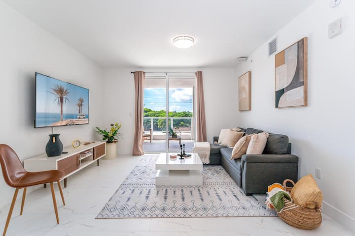 Modern Apt w/Pool, near downtown & beach