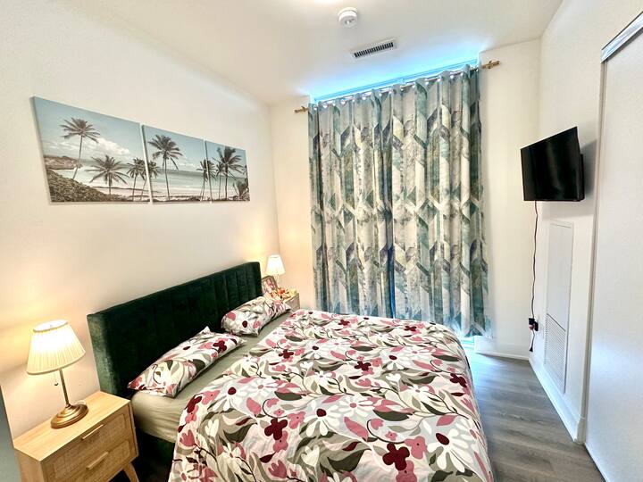 Dormitorio privado con cama tamaño Queens