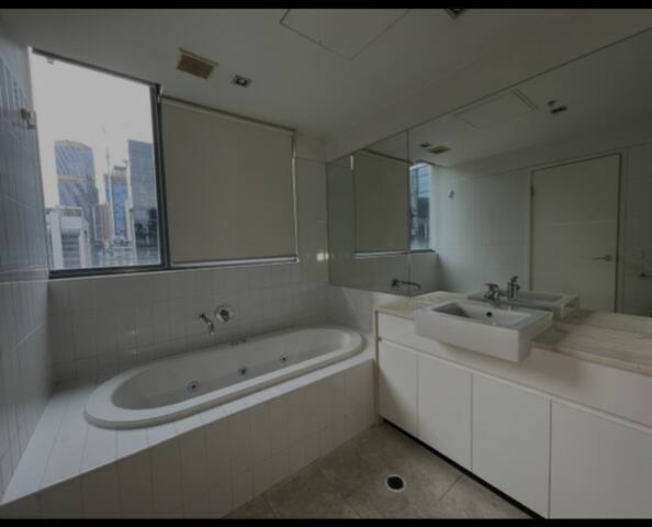 Chic Town House With City Views gallery image 5