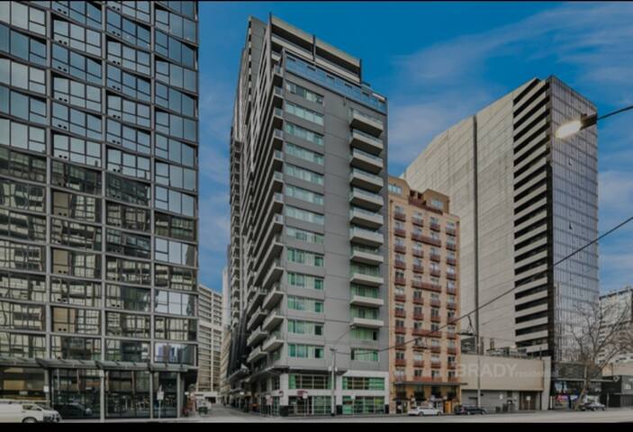 Chic Town House With City Views gallery image 2