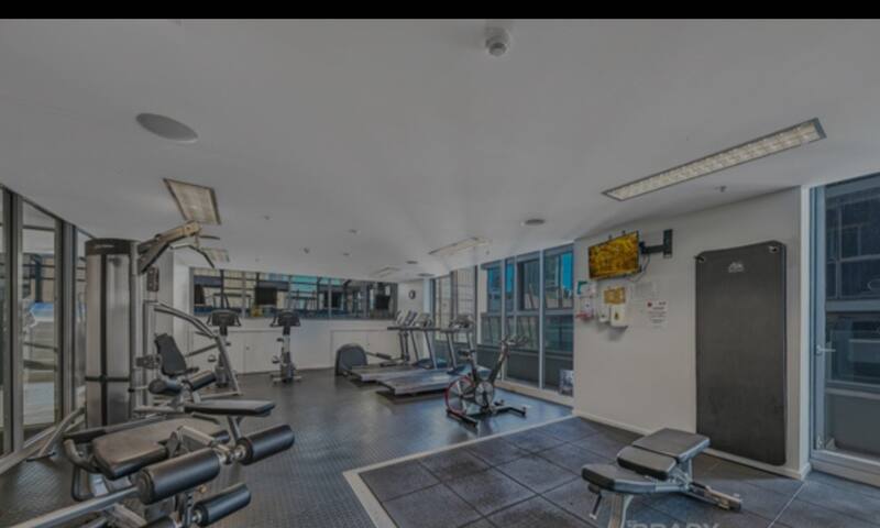 Chic Town House With City Views gallery image 4