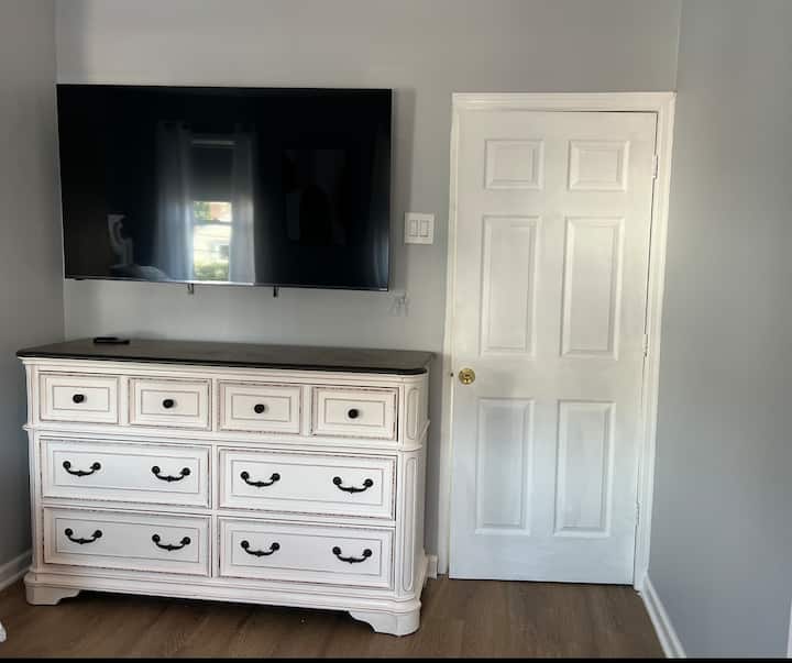 	• 	საძინებლის ტელევიზორი არის სმარტ-ტელევიზორი სტრიმინგის აპებით, როგორიცაა Netflix, Hulu და YouTube.