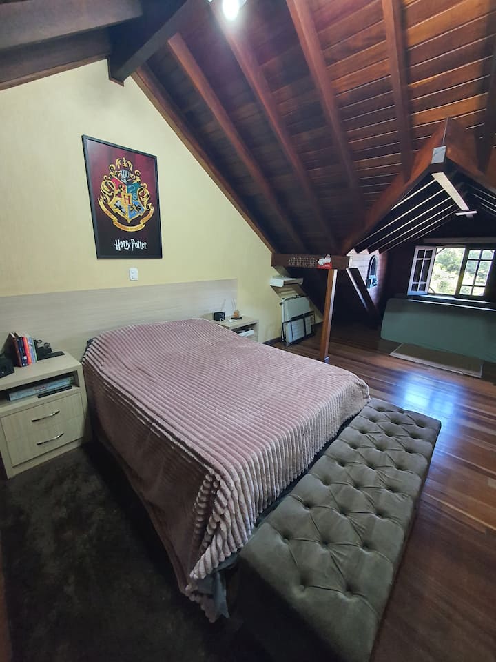Hier übernimmt Harry Potters Welt! Doppelbett sehr bequem und Recamier am Fußende. 