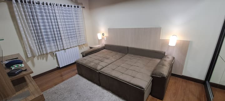 Das Sofa verwandelt sich in ein echtes Queensize-Bett (Maße 2,20 x 1,60), geräumig und komfortabel, vollständig flach (ohne Spannweiten oder Wellen).
Auch TV Smart 55 mit Alexa, Heizung und Leselampen mit einem gemütlichen Teppich. 