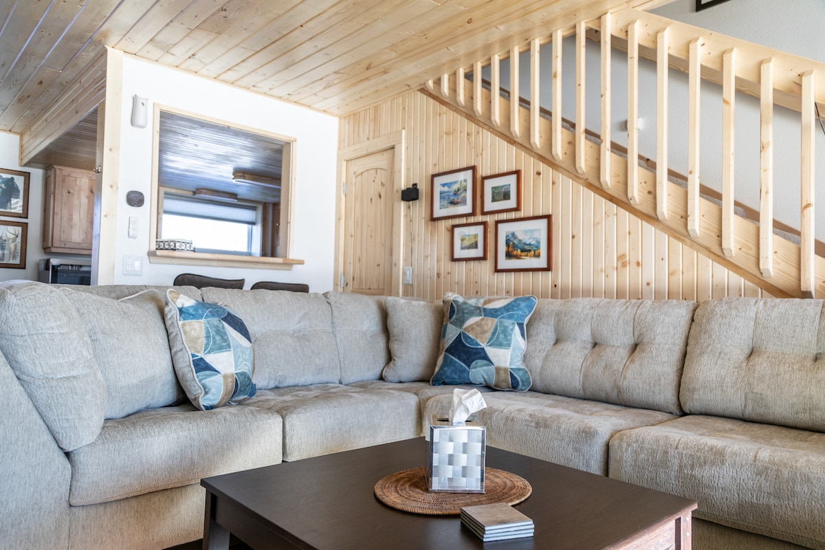 Top Airbnb: Two Rivers Retreat Hot Tub King Bed Huge Deck in South Fork