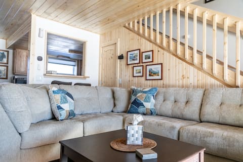 Top Airbnb: Two Rivers Retreat Hot Tub King Bed Huge Deck in South Fork