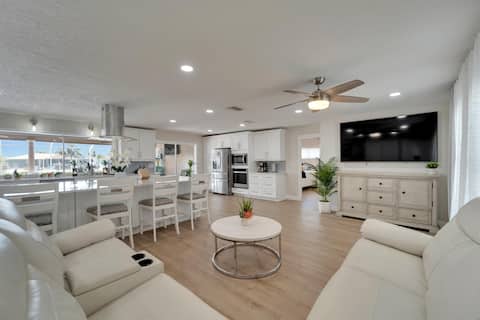 Successful Airbnb property: The white lagoon Relaxing waterfront home w/ pool in Apollo Beach