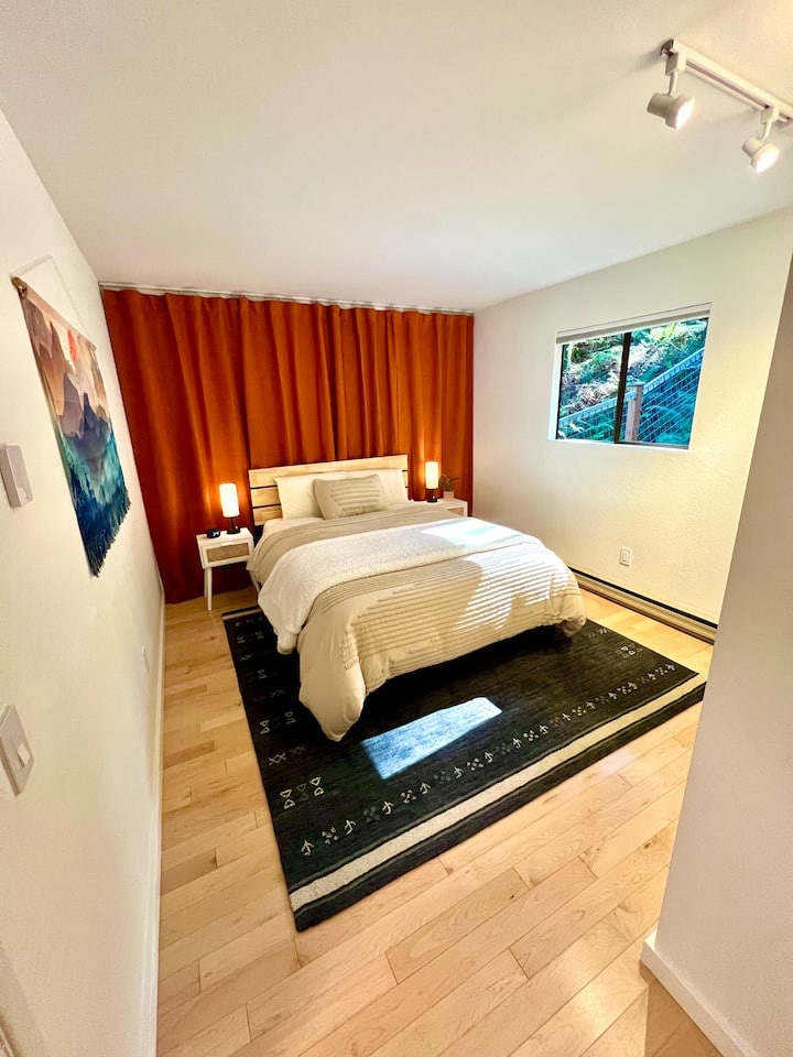 בחדר השינה בקומה התחתונה יש מזרן קווין סגול (נוח מאוד) וחדר רחצה ושירותים ממש מעבר למסדרון.