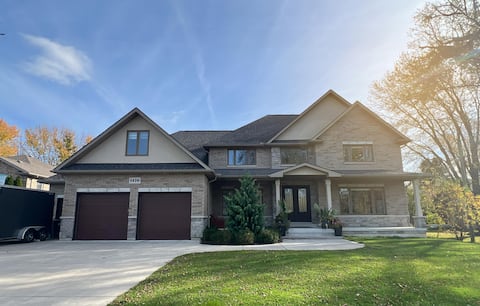 Large luxury home, beach access, backyard, quiet