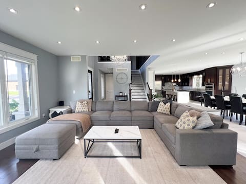 Top performing Airbnb: Large luxury home, beach access, backyard, quiet in Essex