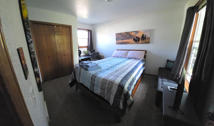 ცალკე ოთახი, რომელშიც არის ორმაგი საწოლი, ტელევიზორი და ყავის მოსამზადებელი კომპლექტი