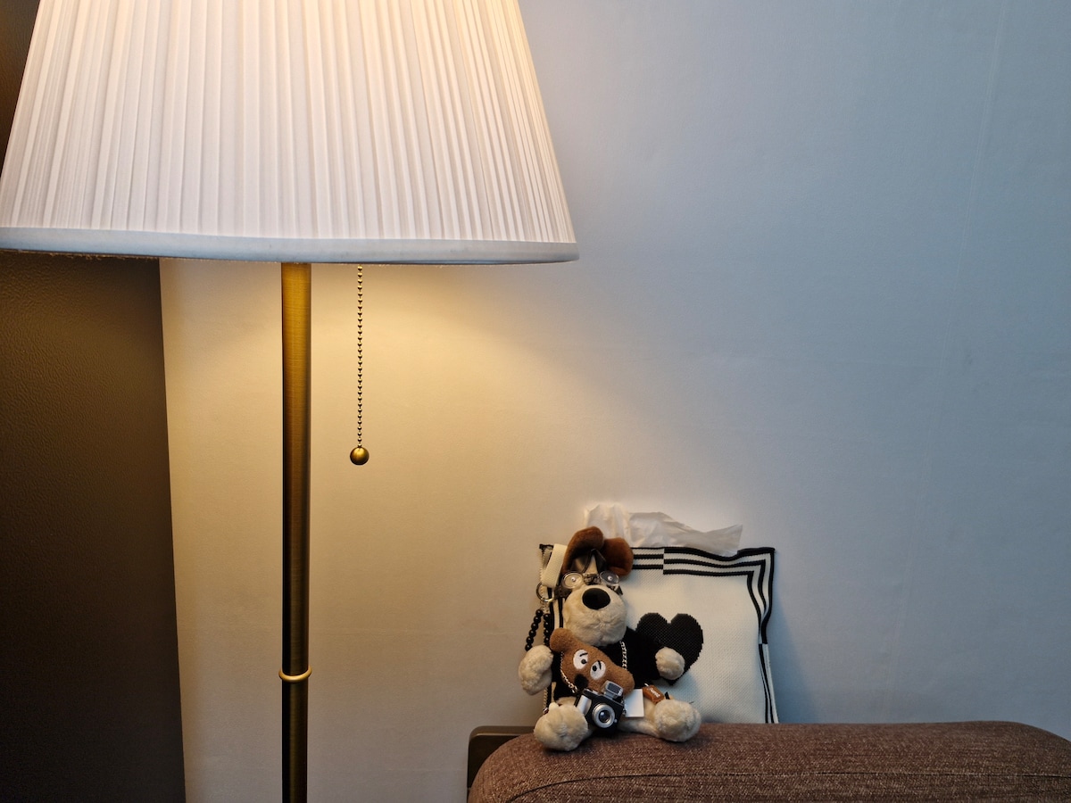 U kuhinji i dnevnom boravku nalazi se kauč za jednu osobu Rivart.