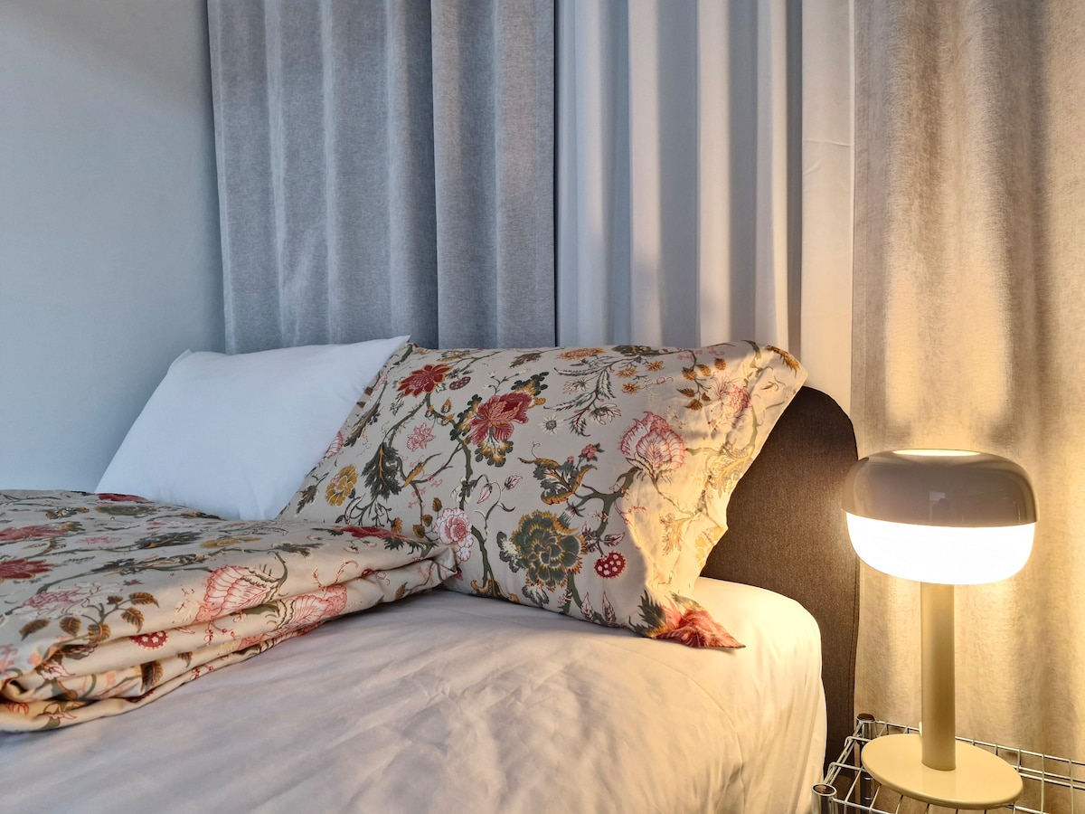 Spavaća soba 2
Bračni krevet Slatium/Genus madrac 25 cm
Osigurana je poprečna posteljina/bijela posteljina i posteljina od cvjetne tkanine
Sustavni ormar