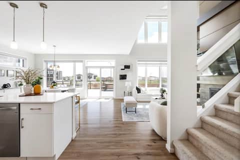 Top performing Airbnb: Magnificent Stylish Escape in Prairie Pointe