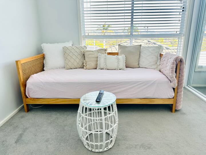 ห้องดูทีวีสำหรับเด็กที่นอนเดี่ยว 