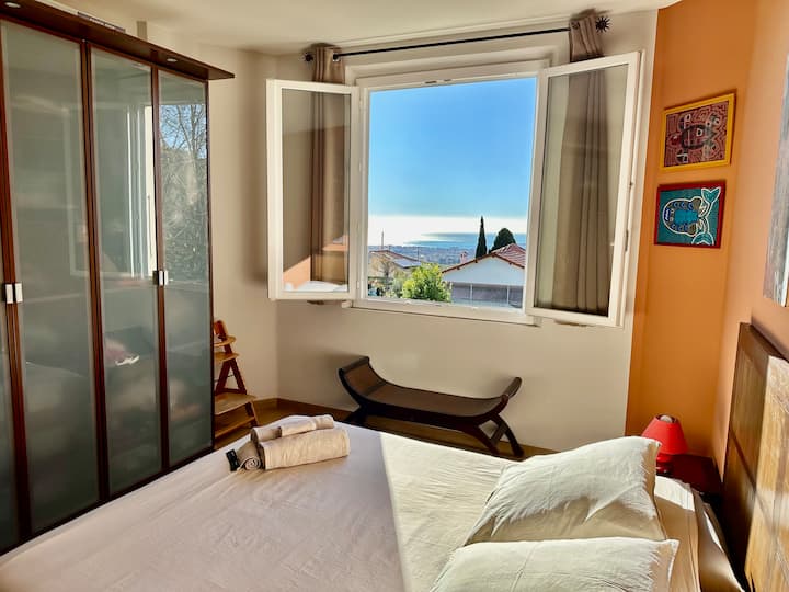 ห้องนอนขนาดใหญ่พร้อมเตียงคู่และที่เก็บเสื้อผ้าวิวที่ไม่มีสิ่งกีดขวาง 