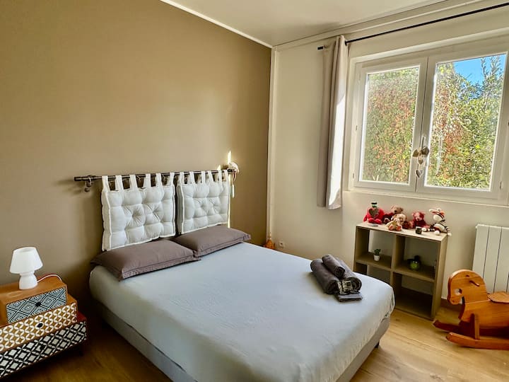 ห้องนอนขนาดใหญ่สว่างสดใสพร้อมเตียงคู่