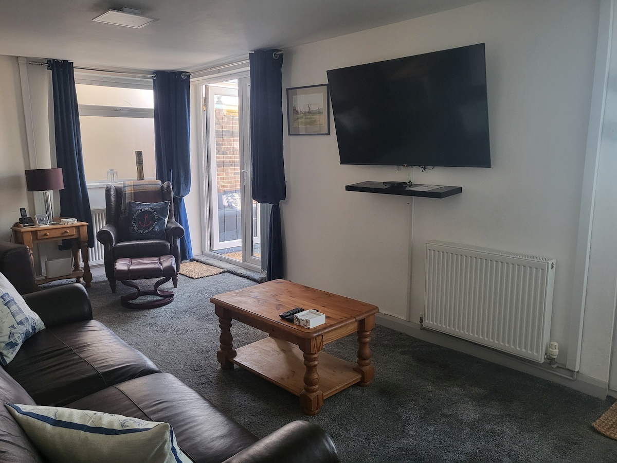 Top Airbnb: Dog friendly bungalow by the beach with games area in Hunstanton