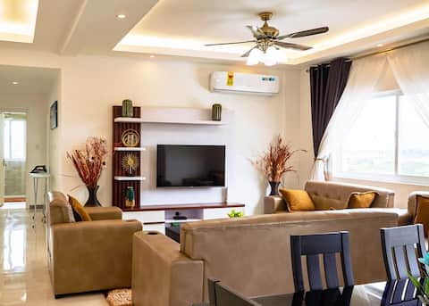 Luxurious Getaway: 24/7 Security - Pool - Balcony!