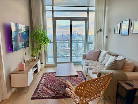 Popular Airbnb listing: Midtown Penthouse - Toronto City Skyline View in Toronto—St. Paul's