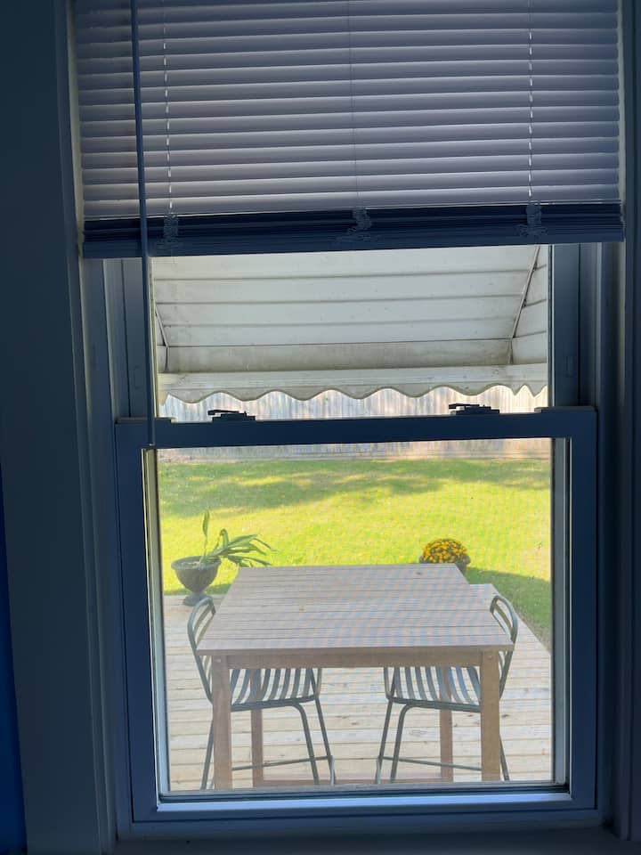 Mwonekano wa sitaha ya nyuma kutoka kwenye dirisha la chumba cha kulala